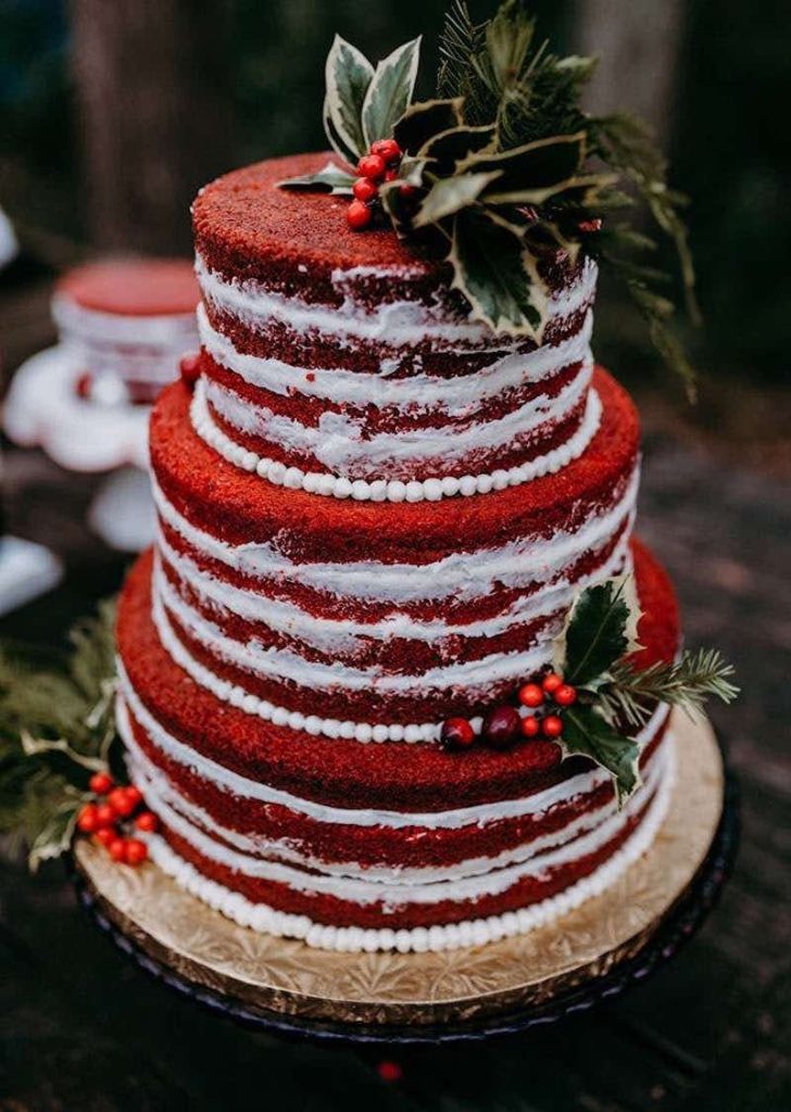 In questa foto una torta per matrimonio a tema Natale red velvet naked decorata con agrifoglio e bacche di colore rosso
