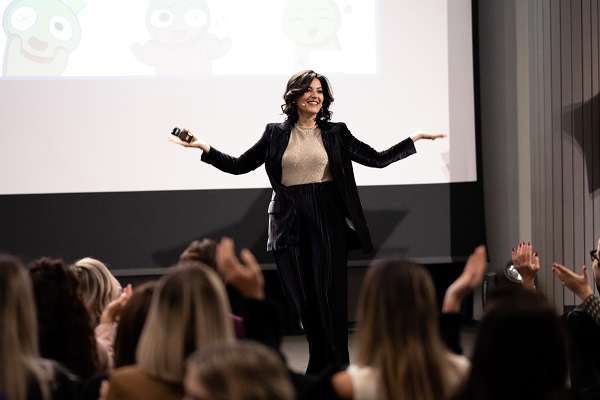 In questa foto Roberta Torresan è sul palco e parla con i partecipanti del Meet UP 2022 della sua Wedding Business School.