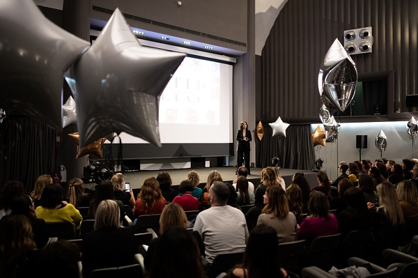 In questa foto si vede il palco del Meet Up 2022 di Wedding Planners PRO. Sul palco c'è Roberta Torresan