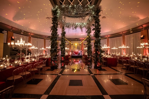 In questa foto si mostra la sala allestita in tema natalizio nel ristorante del TH Carpegna Palace per la cena di gala del Meet Up 2022 di Wedding Planners Pro.