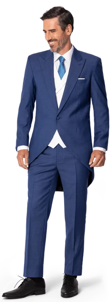 In questa foto un modello indossa un tight da sposo di colore blu abbinato ad un gilet di colore bianco e ad una cravatta di colore blu elettrico di Hockerty