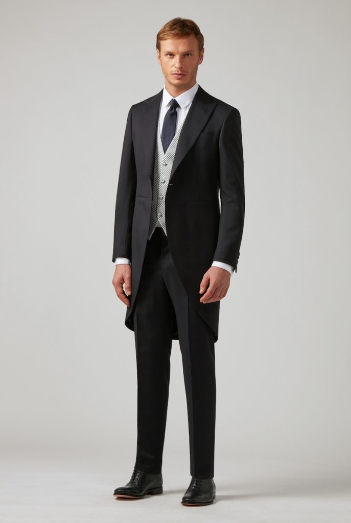 In questa foto un modello indossa un tight da sposo di colore grigio antracite abbinato ad un gilet di colore grigio perla e ad una cravatta  di colore grigio scuro di Pal Zileri