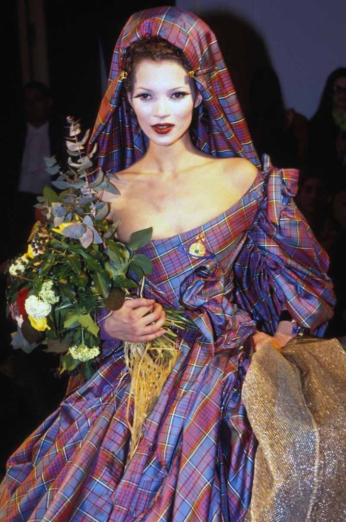 In questa Kate Moss indossa il primo abito da sposa in tartan disegnato da Vivienne Westwood