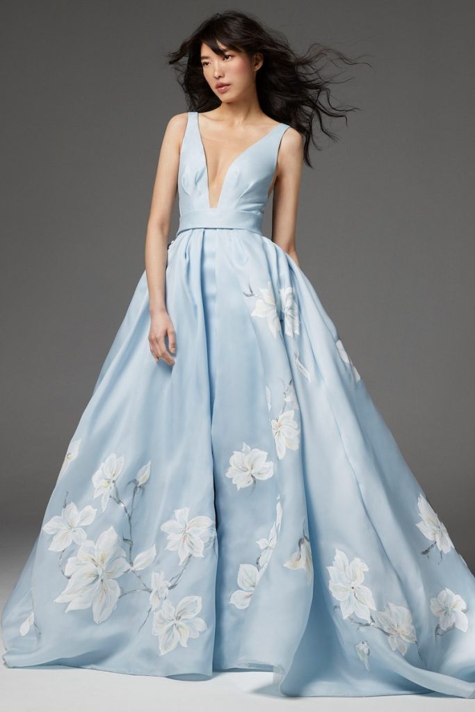 In questa foto una modella indossa un abito da sposa ampio di colore azzurro polvere di Ines Di Santo da usare come secondo abito da sposa