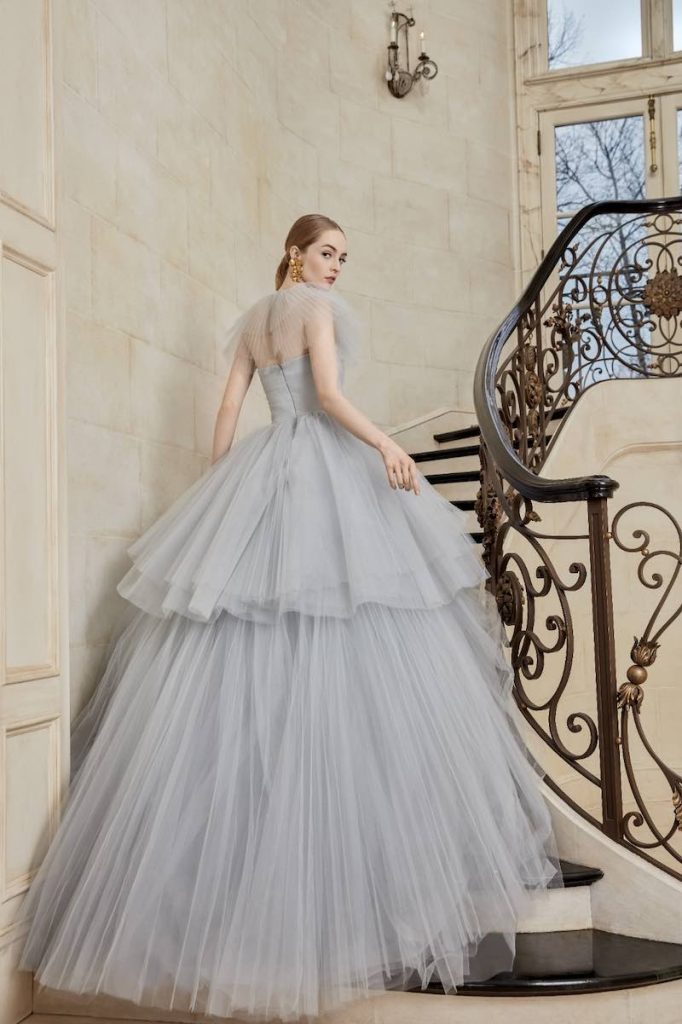 In questa foto una modella indossa un abito da sposa ampio di tulle azzurro polvere di Sareh Nouri da usare come secondo abito da sposa