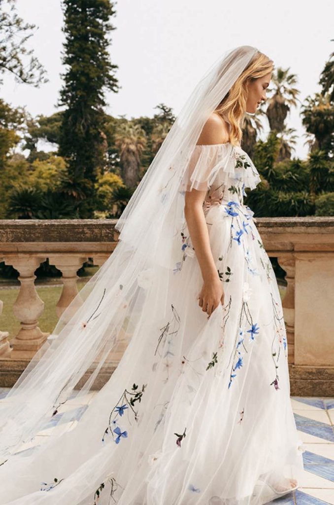 In questa foto una modella indossa un abito da sposa con ricami floreali 3D multicolor di Monique Lhuillier da usare come secondo abito da sposa