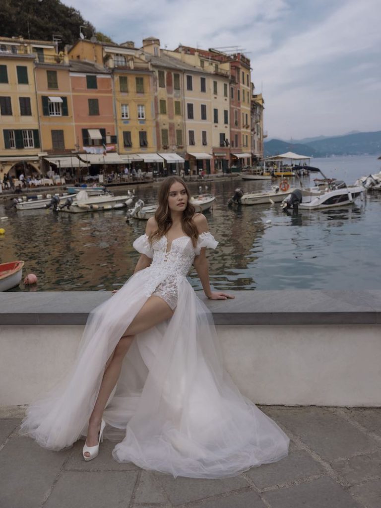 In questa foto una modella indossa un abito trasformabile con sovragonna staccabile, shorts e maniche removibili con ramage floreali di Michela Ferriero