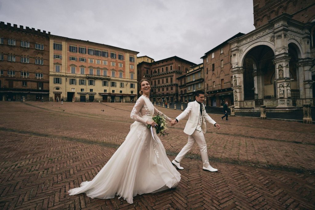 In questa foto si vede una coppia che ha scelto il Destination Wedding in Italia.