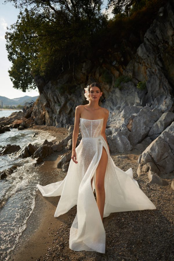 In questa foto una modella cammina indossando un abito da sposa super sexy di Inbal Dror