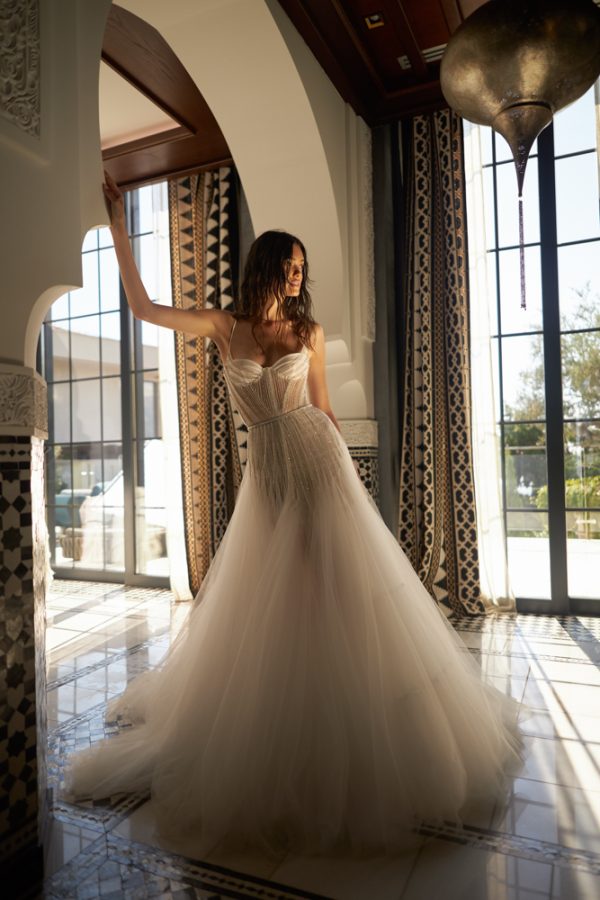 In questa foto una modella indossa un abito da sposa con bustier e gonna scivolata, della collezione 2023 di Inbal Dror
