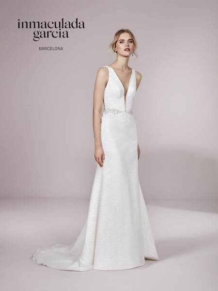 In questa foto una modella indossa un abito da sposa sirena 2023 di Inmaculada Garcia. La vita è sottolineata da un gioco di micro-cristalli