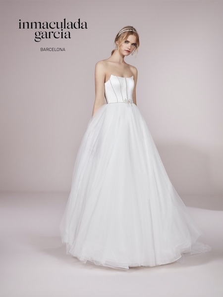 In questa foto una modella indossa un abito da sposa Inmaculada Garcia 2023 con vaporosa gonna in tulle