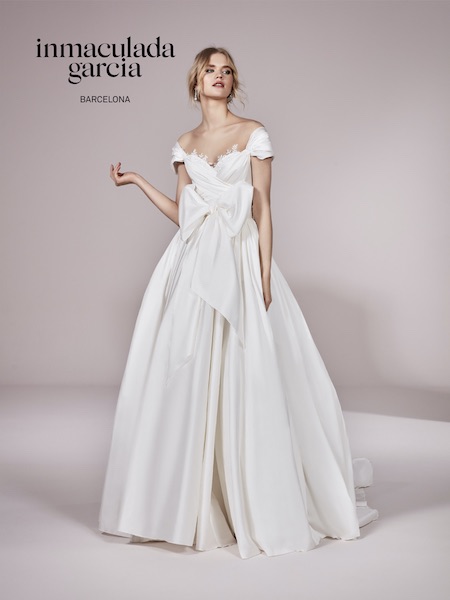 In questa foto una modella indossa un abito da sposa Inmaculada Garcia 2023 con maxi fiocco sul busto