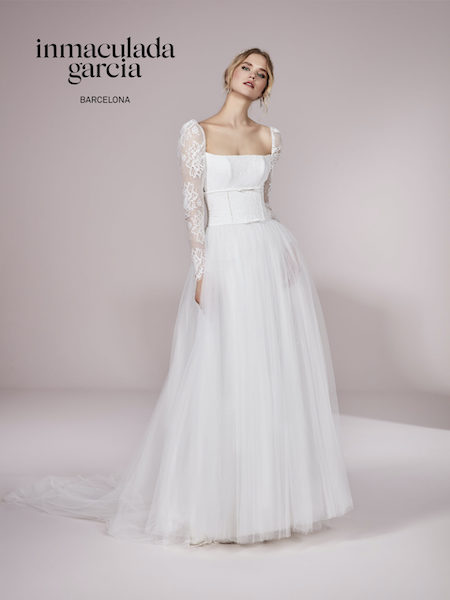 In questa foto una modella indossa un abito da sposa Inmaculada Garcia 2023 con scollo quadrato e vaporosa gonna in tulle