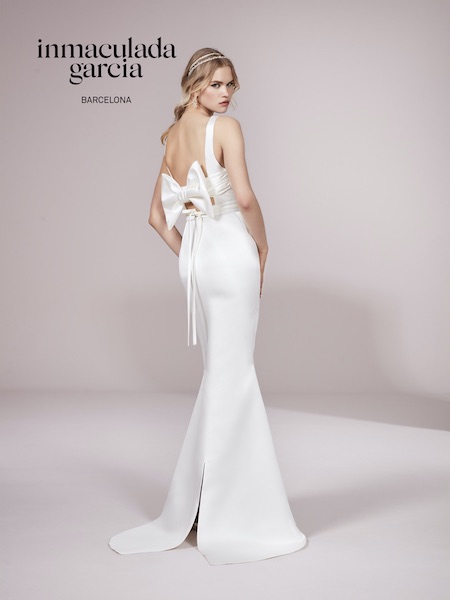 In questa foto una modella indossa un abito da sposa Inmaculada Garcia 2023 con un fiocco sulla schiena