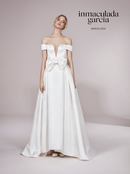In questa foto una modella indossa un abito da sposa Inmaculada Garcia 2023 con maxi fiocco sulla vita