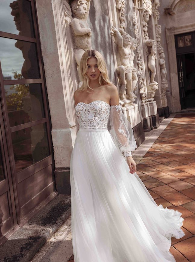 In questa foto una modella indossa un abito da sposa trasformabile della collezione Modeca 2023