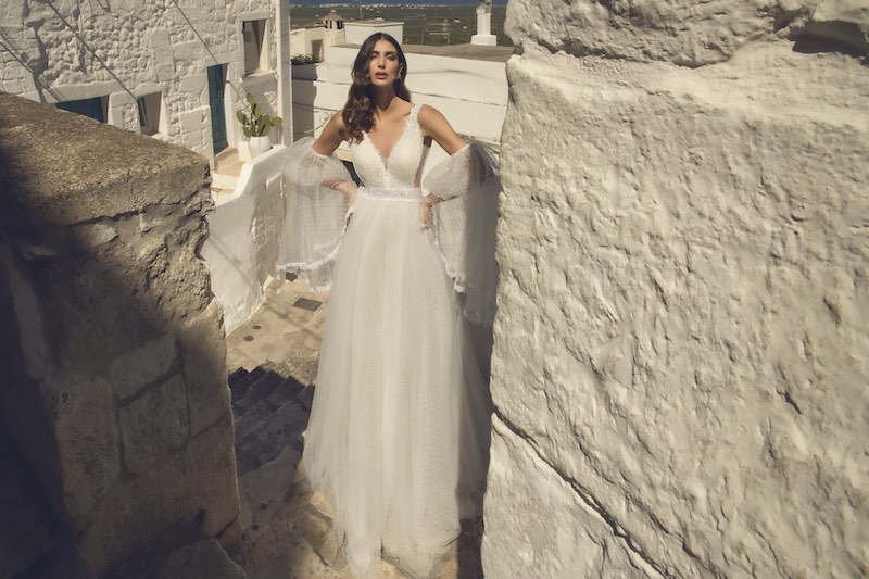 In questa foto una modella indossa un abito da sposa in plumetis con gonna morbida e scivolata di Pietro Demita Haute Couture 2023