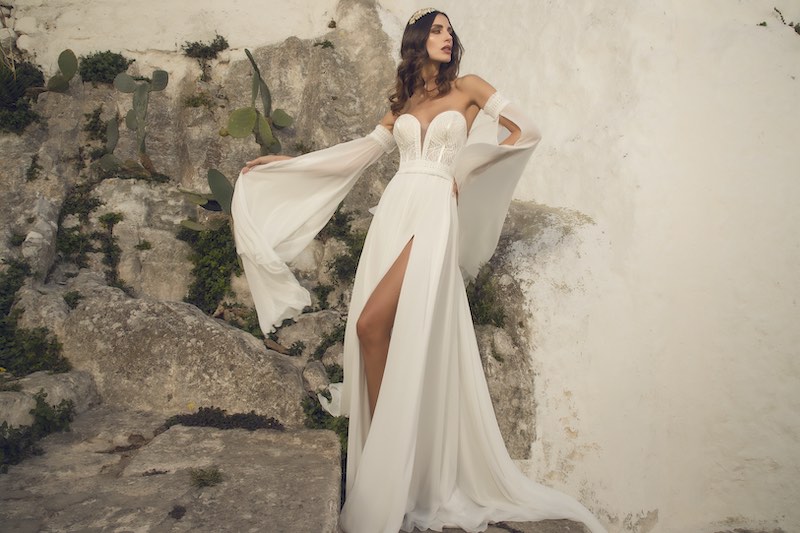 In questa foto una modella indossa un abito da sposa dalla linea scivolata di Pietro Demita Haute Couture 2023