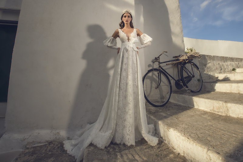 In questa foto una modella indossa un abito da sposa a sirena, in pizzo all over, della collezione Pietro Demita Haute Couture 2023