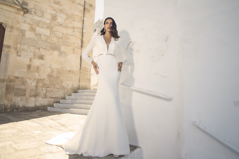 In questa foto una modella posa indossando un abito da sposa a sirena in georgette di Pietro Demita Haute Couture 2023