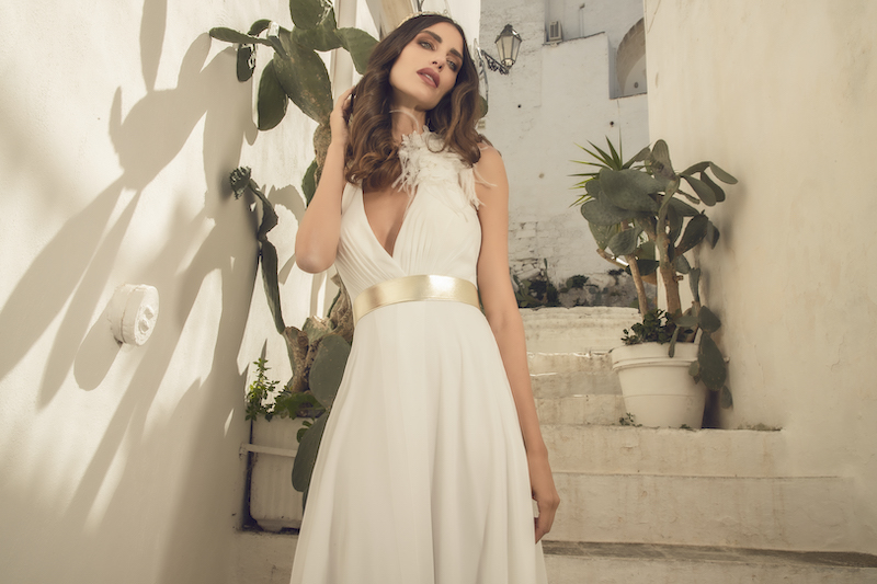 In questa foto una modella indossa un abito da sposa con scollo all'americana e applicazione plumage sul decollete di Pietro Demita Haute Couture 2023