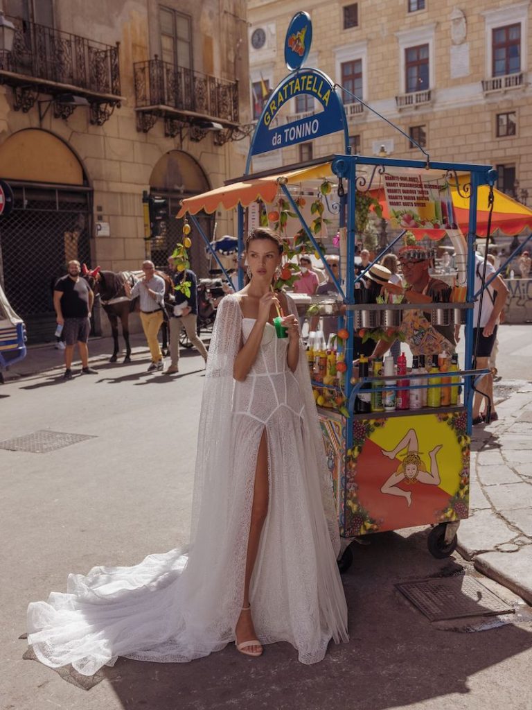 In questa foto una modella accanto ad un venditore ambulante di bibite mentre sorseggia un bicchiere di acqua e menta