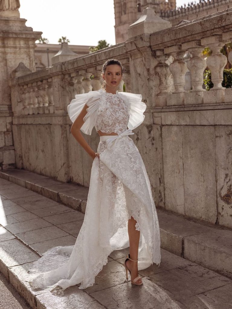 In questa foto un abito da sposa crop top 2023 in pizzo