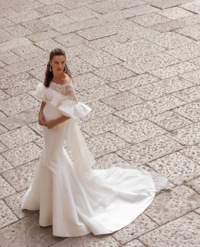 Abiti da sposa Pinella Passaro 2023, tessuti leggeri e allure eterea