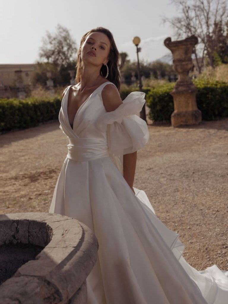 In questa foto una modella indossa un abito da sposa in mikado di seta della collezione Palermo di Pinella Passaro
