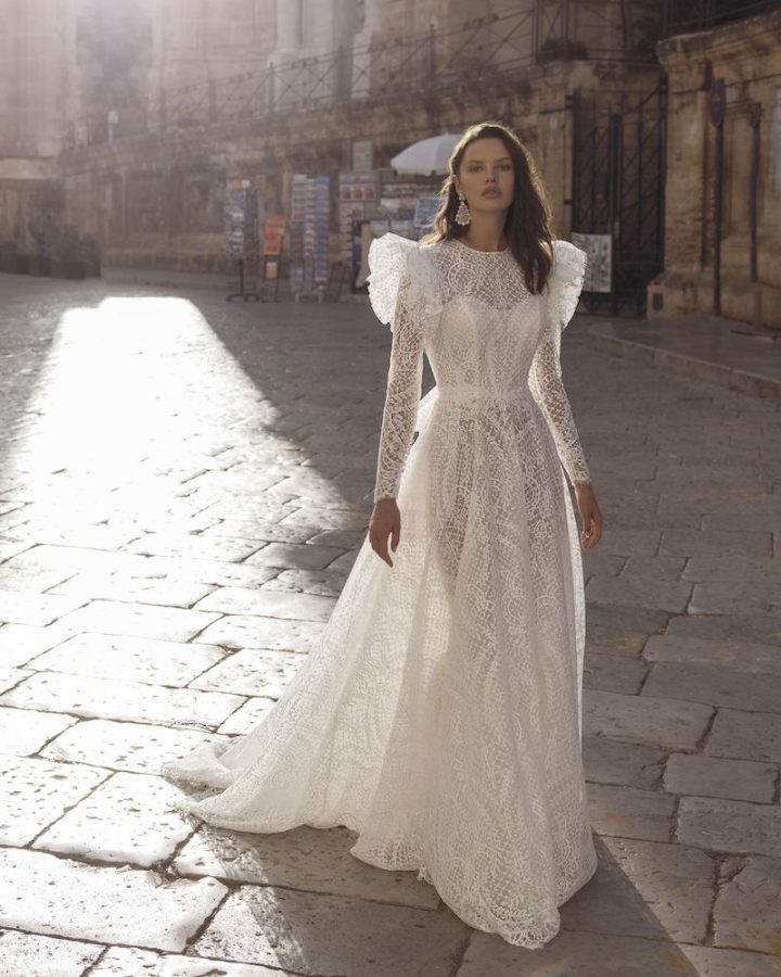 In questa foto una modella indossa un abito da sposa in pizzo