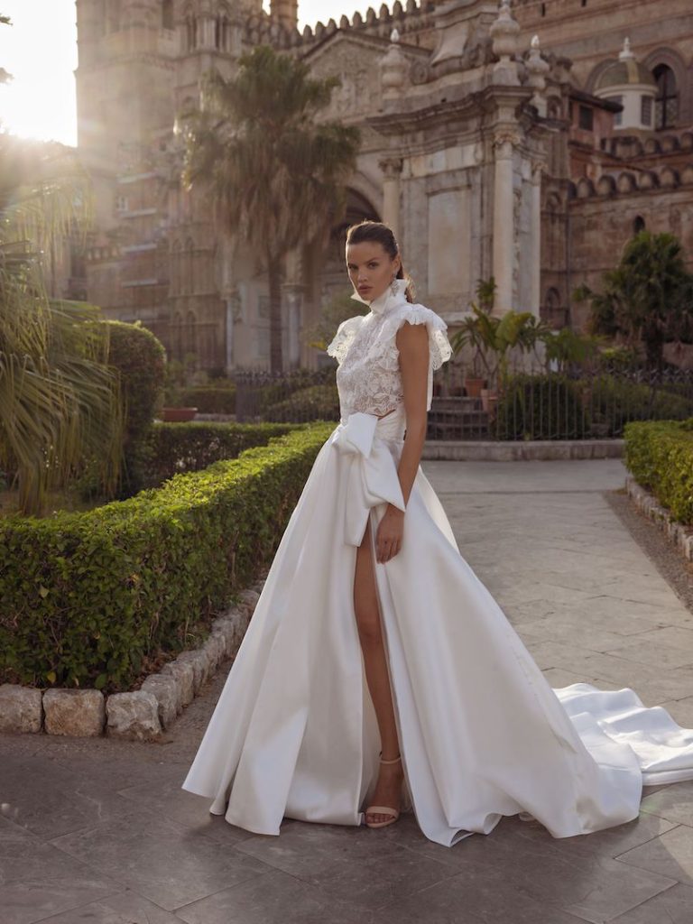 In questa foto una modella indossa un abito da sposa crop top di Pinella Passaro