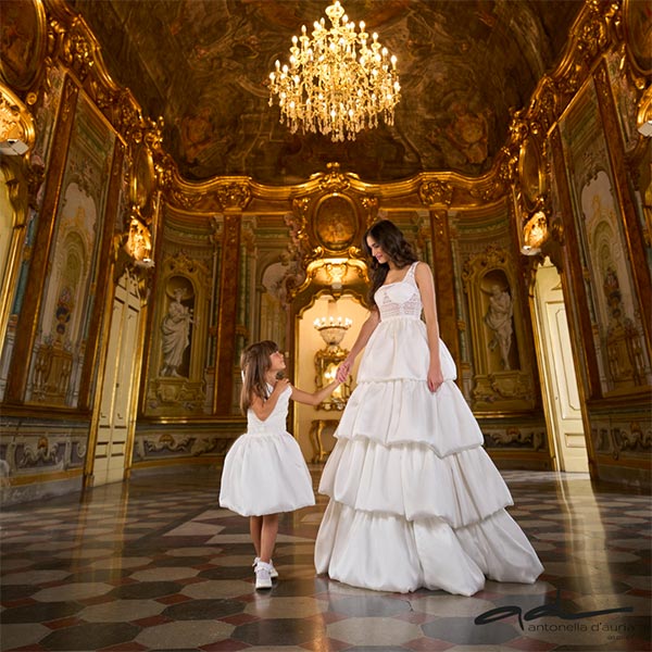 in questa foto un abito da sposa con balze