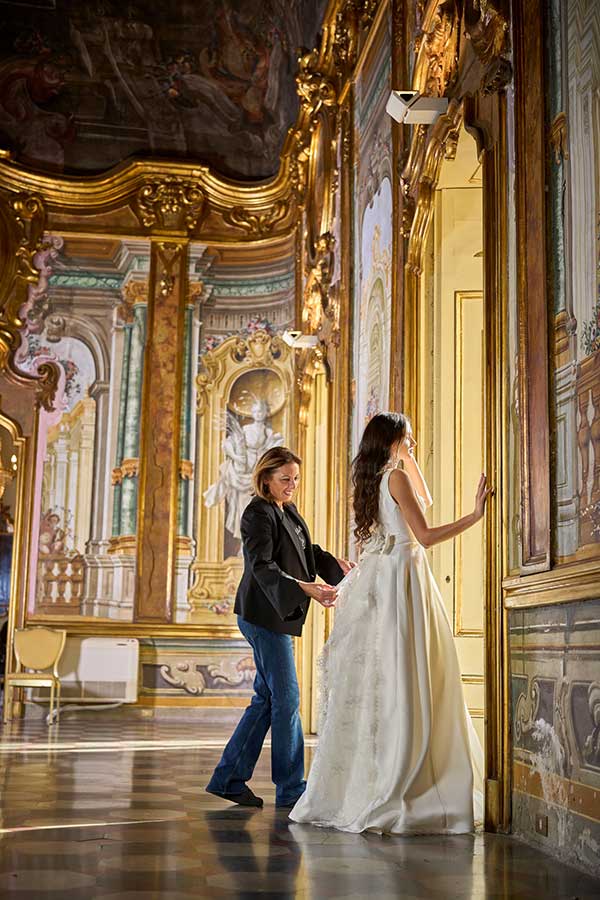 in questa foto la stilista Antonella D'Auria e una modella durante uno shooting