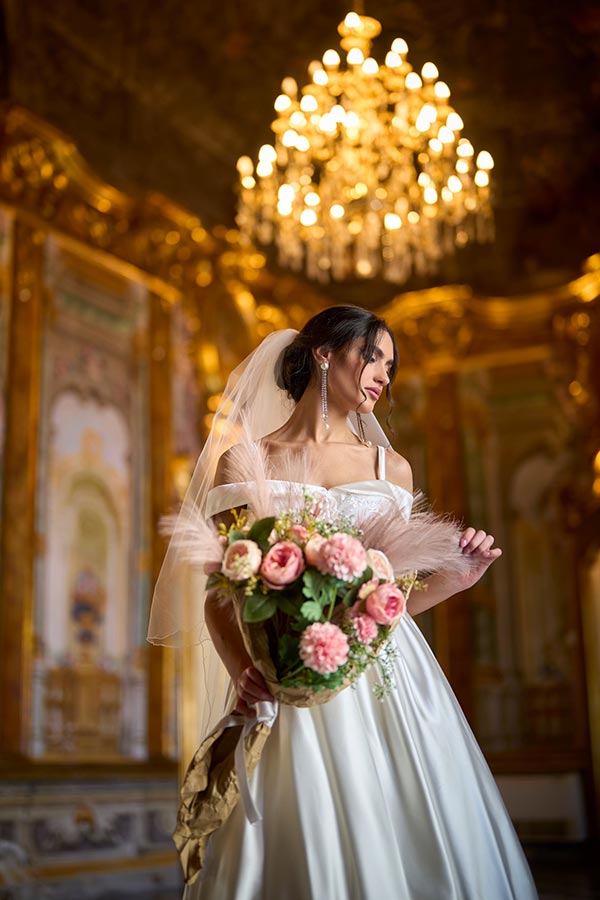 in questa foto una modella indossaun abito da sposa di Antonella D'Auria Atelieri