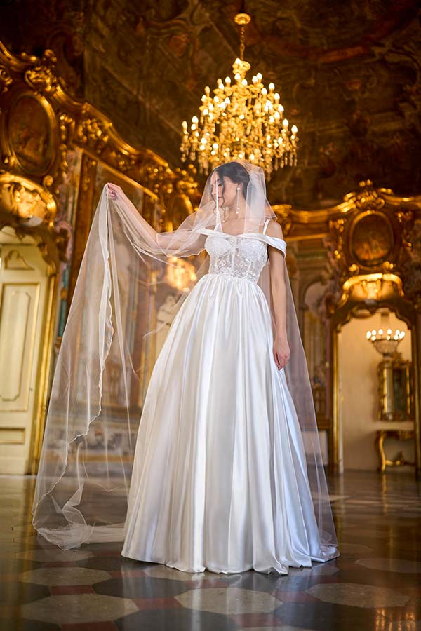 in questa foto un abito da sposa principesco di Antonella D'Auria ATELIER