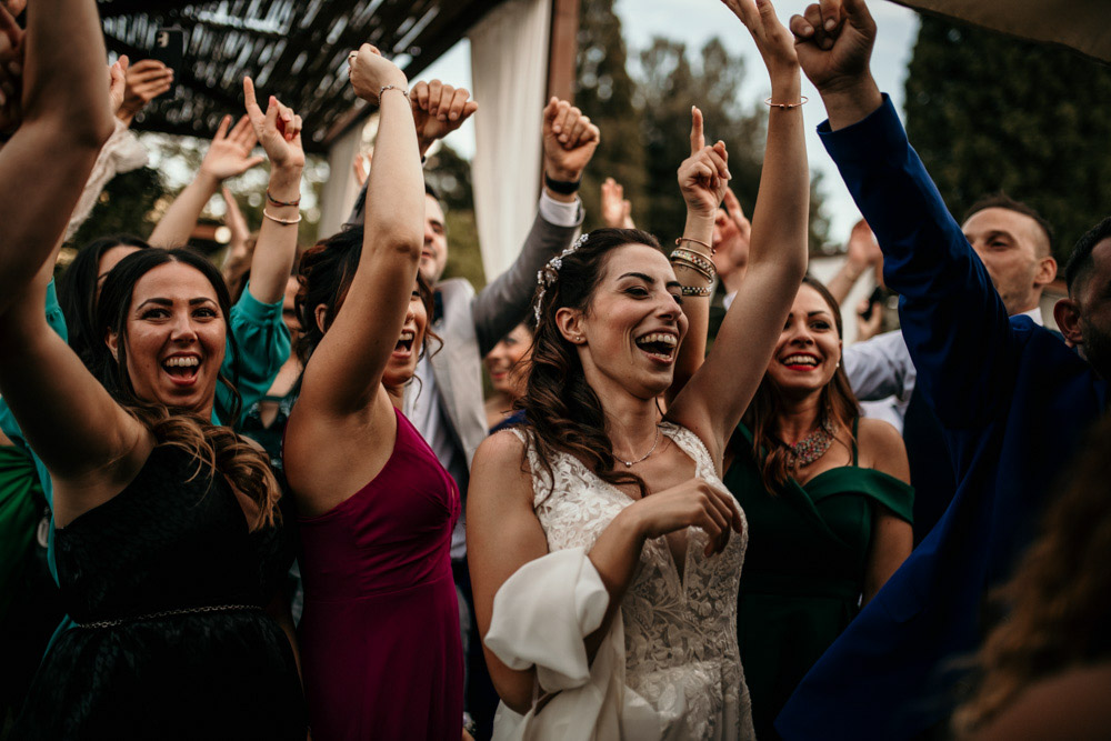 In questa foto, realizzata dal fotografo di matrimonio Fabrizio Musolino, una sposa festeggia insieme ai suoi invitati ballando
