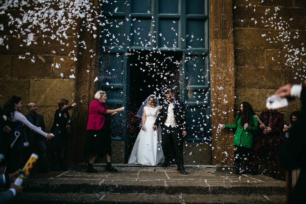 In questa foto l'uscita dalla Chiesa tra i coriandoli di una coppia di sposi che ha scelto Fabrizio Musolino come fotografo di matrimonio
