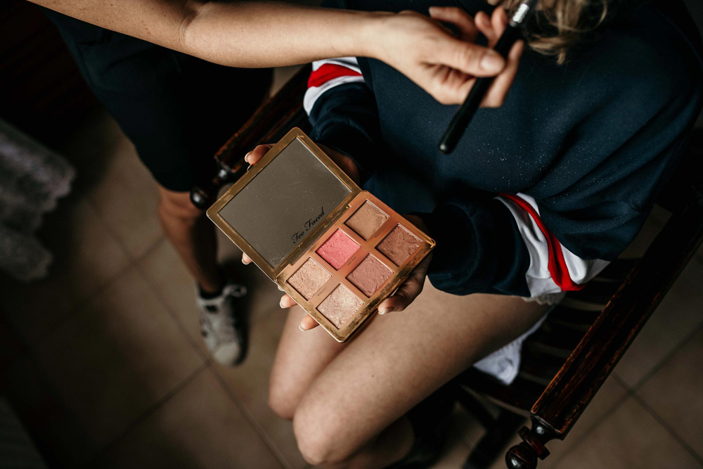 In questa foto il momento del trucco durante i preparativi di matrimonio di una sposa