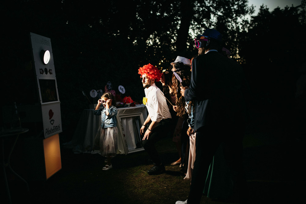 In questa foto il Photo Booth allestito per un matrimonio dal fotografo Fabrizio Musolino: gli invitati si divertono con gli accessori buffi