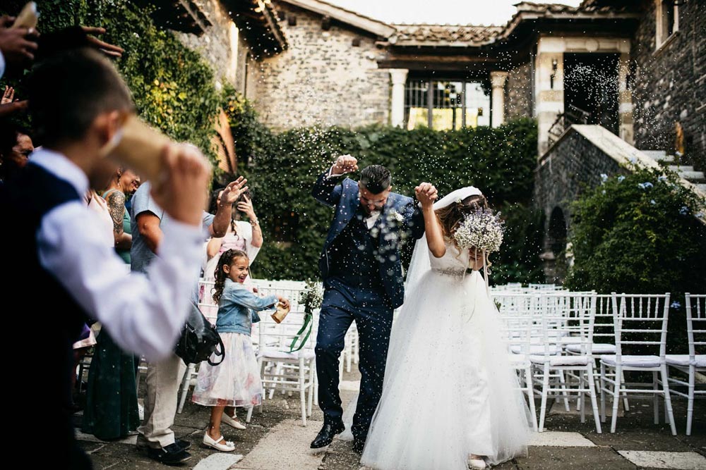 In questa foto una coppia di sposi che ha scelto Fabrizio Musolino come fotografo di matrimonio tra i coriandoli dopo il sì con rito civile