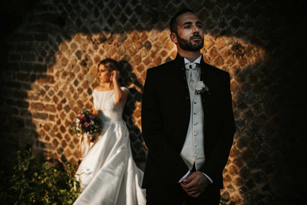 In questa foto un gioco di ombre realizzato da Fabrizio Musolino, fotografo di matrimonio: lo sposo dà le spalle alla sposa