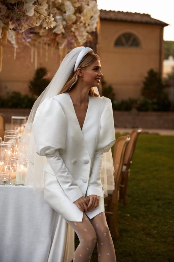 In questa immagine un abito da sposa corto con maxi cerchietto.