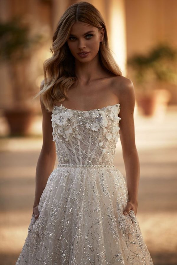 In questa immagine un abito da sposa Milla Nova 2023 con corpetto con decorazioni floreali in 3D