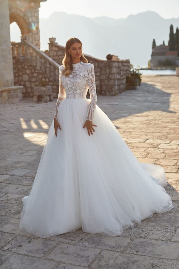 In questa immagine un abito da sposa Milla Nova 2023 con corpetto in pizzo e ampia gonna in tulle