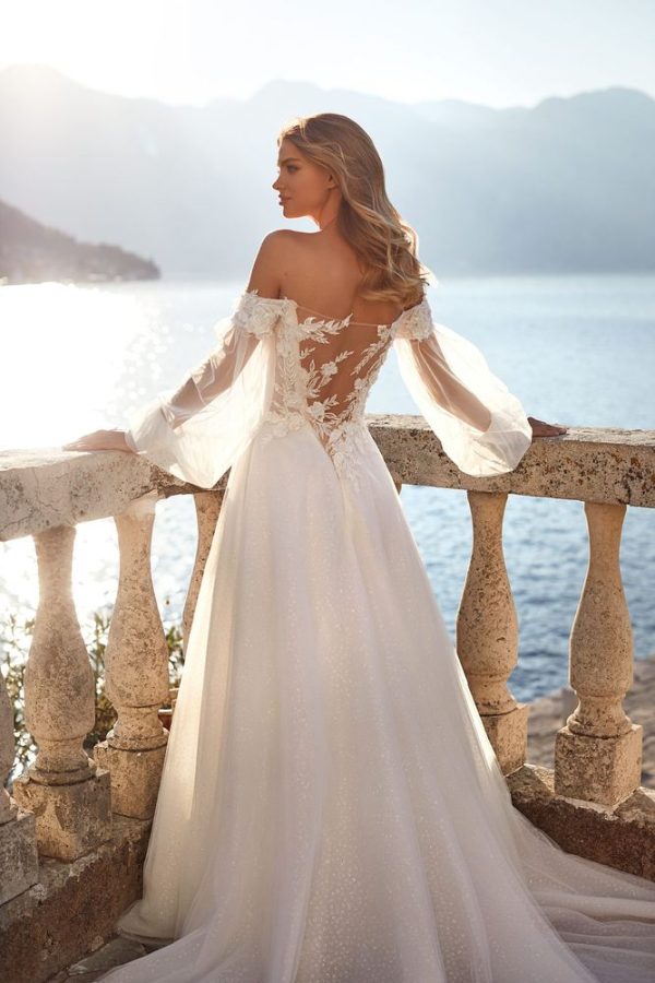 In questa immagine un abito da sposa Milla Nova 2023 con decorazioni floreali sulla schiena
