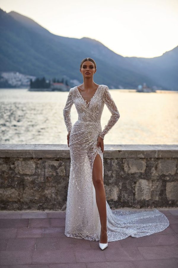 In questa immagine un abito da sposa Milla Nova 2023 interamente ricoperto con tessuto brillante