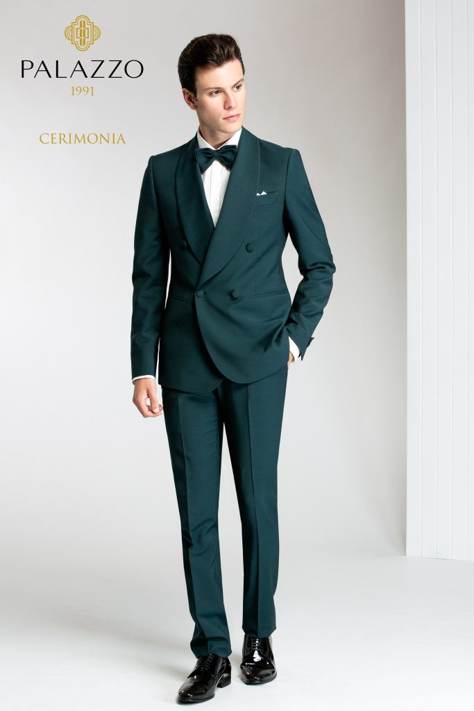 In questa immagine un abito da sposo verde della nuova collezione uomo 2023 della Maison italiana 
