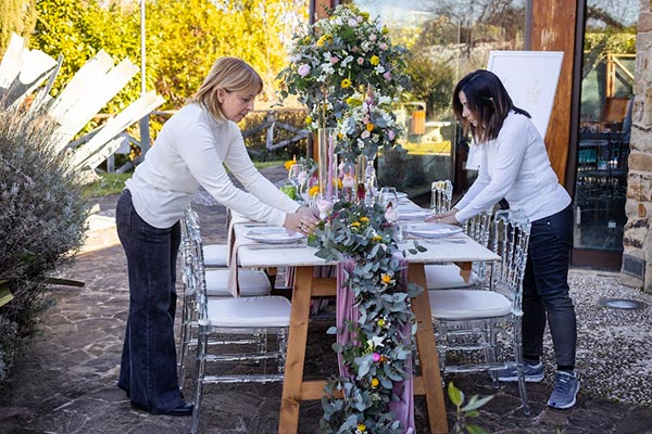 in questa foto Elisabetta Alexis al lavoro con una sua collaboratrice