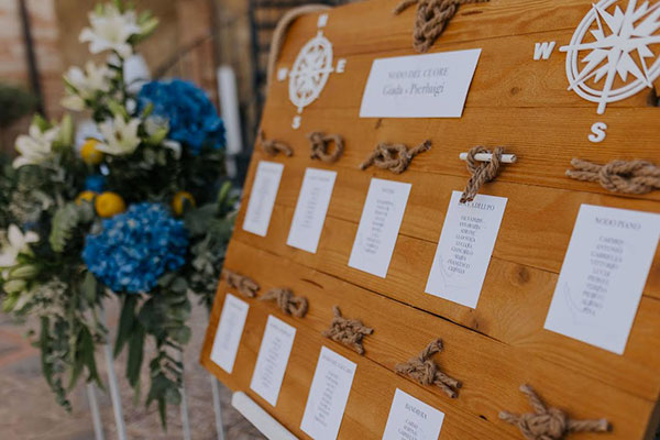 in questa foto un tableau de mariage a tema nave